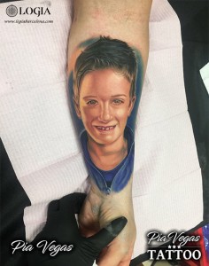 Tatuaje antebrazo retrato niño - Logia Barcelona Pia Vegas 
